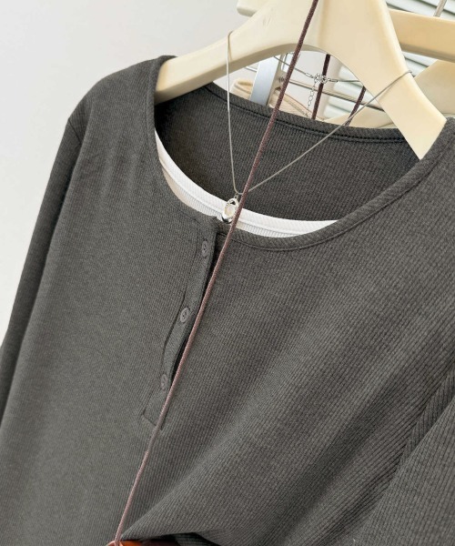Miniministore(ミニミニストア)の「ヘンリーネック長袖リブカットソー重ね着風(Tシャツ/カットソー・レディース・ライトグレー/ダークグレー/ブラック/カーキ・FREE)」の7枚目の写真