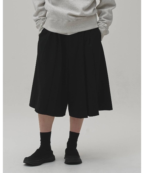TODAYFUL(トゥデイフル)の「Pleats Bermuda Pants 12620707(その他パンツ・レディース・ブラック/マルチ・38inch/36inch)」の1枚目の写真