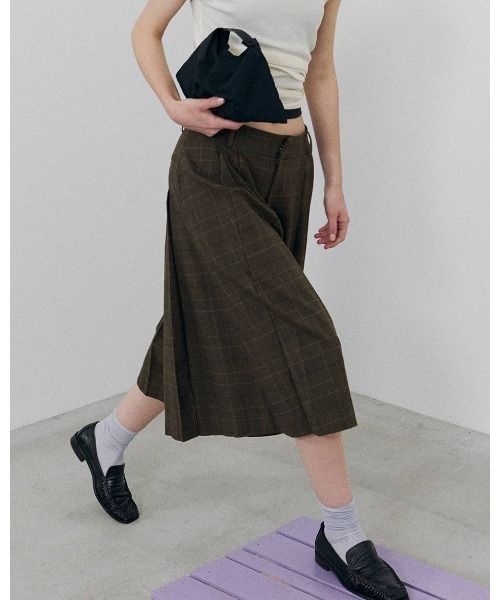 TODAYFUL(トゥデイフル)の「Pleats Bermuda Pants 12620707(その他パンツ・レディース・ブラック/マルチ・38inch/36inch)」の10枚目の写真
