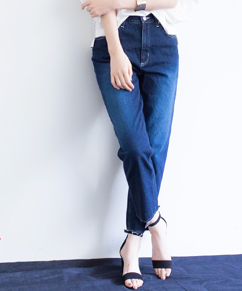 STUDIOUS（ステュディオス）の「カットオフストレートデニム（デニムパンツ・レディース・ネイビー/サックスブルー・1/0/2）」の2枚目の写真