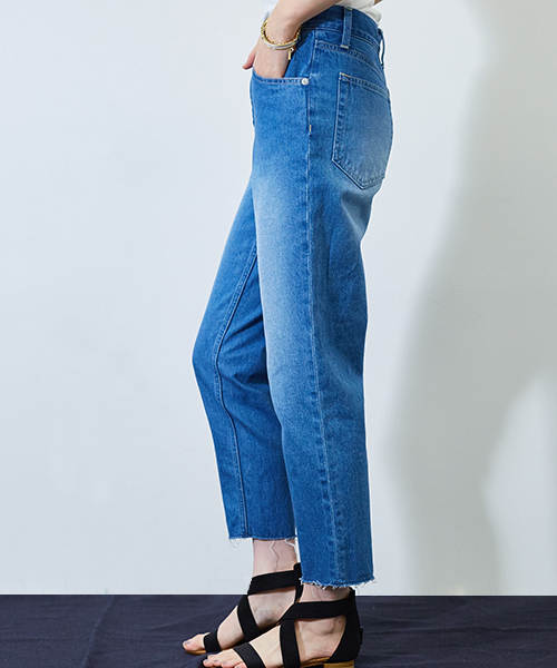 STUDIOUS（ステュディオス）の「カットオフストレートデニム（デニムパンツ・レディース・ネイビー/サックスブルー・1/0/2）」の5枚目の写真