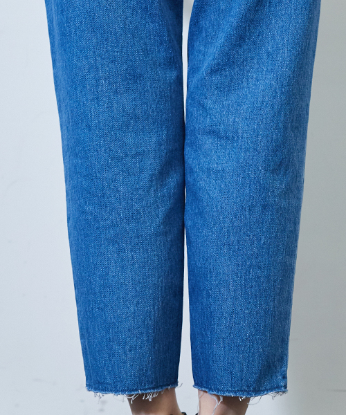 STUDIOUS（ステュディオス）の「カットオフストレートデニム（デニムパンツ・レディース・ネイビー/サックスブルー・1/0/2）」の3枚目の写真