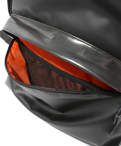 SAZABY（サザビー）の「ﾌｧﾌﾞﾘｯｸﾊﾞｯｸﾞｽMMCA14707（バックパック/リュック・メンズ・ブラック/ネイビー・FREE）」の6枚目の写真