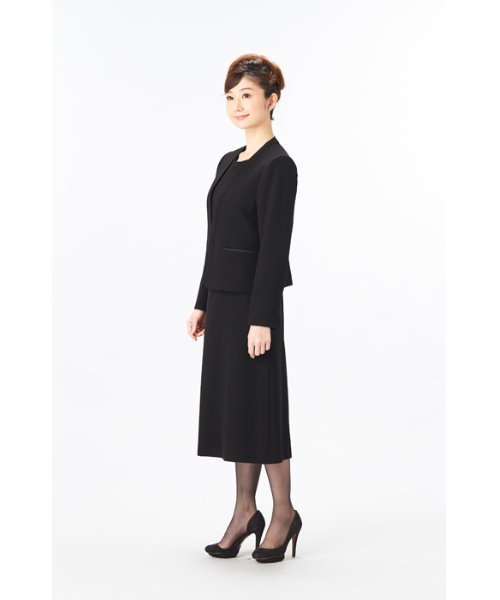 MONOIR(モノワール)の「濃染加工アンサンブル(ジャケットワンピース)(アンサンブル・レディース・ブラック・11号/17号/15号/9号/13号)」の2枚目の写真