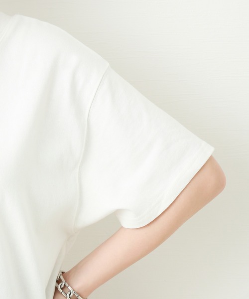 n'ee-ne(ネーネ)の「ヘビーウェイトコットンTシャツ(Tシャツ/カットソー・レディース・カーキ/モカ/ブラック/ブラック×ホワイト/ホワイト×ネイビー/オフホワイト・L/M)」の11枚目の写真