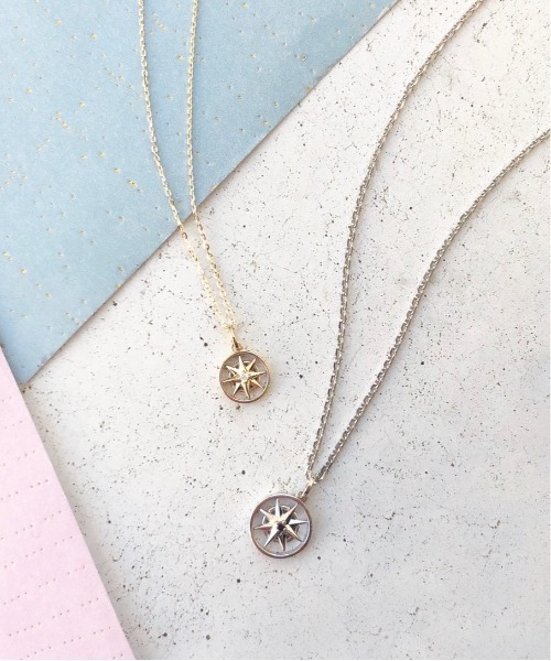 va vendome aoyama（ヴイエーヴァンドームアオヤマ）の「シルバー925 K10ゴールド デュオコンパス ペアネックレス（ネックレス・レディース・イエローゴールド・ONE SIZE）」の6枚目の写真