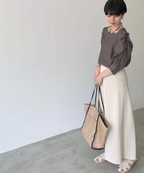 NEUNA（ヌナ）の「スクエアネックパワショル楊柳ブラウス（シャツ/ブラウス・レディース・ブラック/アイボリー/ライトグリーン/チャコールグレー・FREE）」の16枚目の写真