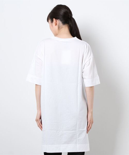 INTERPLANET(インタープラネット)の「ロゴプリントオーバーサイズTシャツ(Tシャツ/カットソー・レディース・ブラック/オフホワイト/グレイッシュベージュ・FREE)」の5枚目の写真