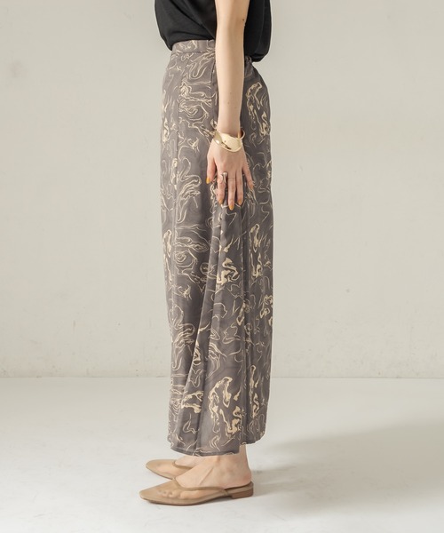 CAPRICIEUX LE'MAGE(カプリシューレマージュ)の「〈上下セットアイテム〉Tシャツ×柄スカートSET(ワンピース・レディース・ブラック/ホワイト・FREE)」の8枚目の写真