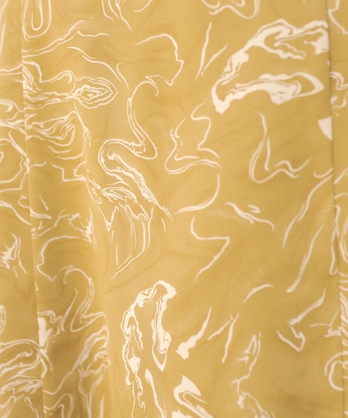 CAPRICIEUX LE'MAGE(カプリシューレマージュ)の「〈上下セットアイテム〉Tシャツ×柄スカートSET(ワンピース・レディース・ブラック/ホワイト・FREE)」の4枚目の写真