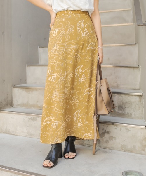 CAPRICIEUX LE'MAGE(カプリシューレマージュ)の「〈上下セットアイテム〉Tシャツ×柄スカートSET(ワンピース・レディース・ブラック/ホワイト・FREE)」の5枚目の写真