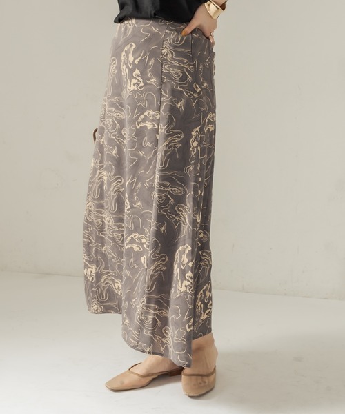 CAPRICIEUX LE'MAGE(カプリシューレマージュ)の「〈上下セットアイテム〉Tシャツ×柄スカートSET(ワンピース・レディース・ブラック/ホワイト・FREE)」の11枚目の写真