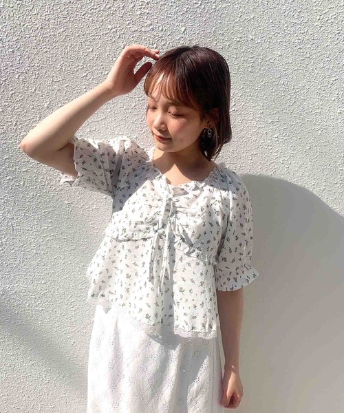 Clice de Paris（クリシェドゥパリス）の「K/フラワーブラウスSS（シャツ/ブラウス・レディース・ベージュ/サックスブルー/ピンク/イエロー・ONESIZE）」の2枚目の写真