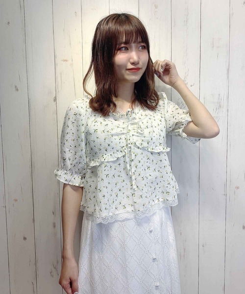 Clice de Paris（クリシェドゥパリス）の「K/フラワーブラウスSS（シャツ/ブラウス・レディース・ベージュ/サックスブルー/ピンク/イエロー・ONESIZE）」の3枚目の写真