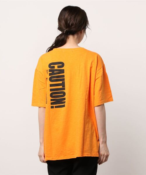 Figments（フィグメンツ）の「CAUTIONパッチＴ（Tシャツ/カットソー・レディース・オレンジ/ブラック・FREE）」の15枚目の写真