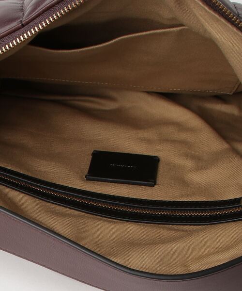 ALLSAINTS（オールセインツ）の「EDBURY LEATHER QUILTED SHOULDER BAG | EDBURY レザー キルト ショルダー バッグ（ショルダーバッグ・レディース・ブラウン系・ONE SIZE）」の3枚目の写真