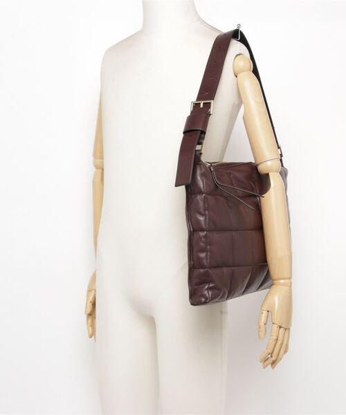 ALLSAINTS（オールセインツ）の「EDBURY LEATHER QUILTED SHOULDER BAG | EDBURY レザー キルト ショルダー バッグ（ショルダーバッグ・レディース・ブラウン系・ONE SIZE）」の2枚目の写真