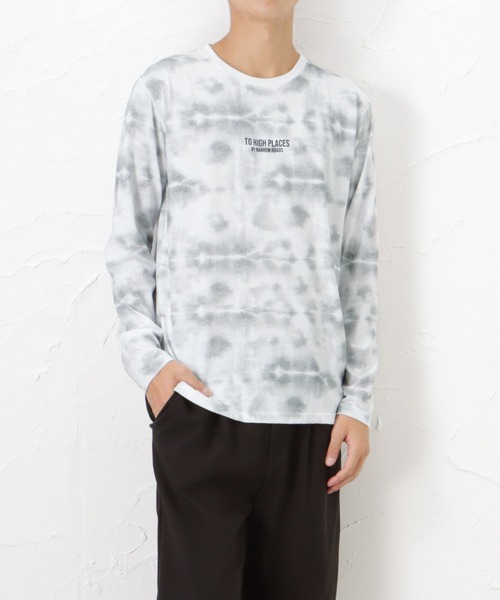 Mac-House(マックハウス)の「T-GRAPHICS 総柄プリントロングスリーブTシャツ(Tシャツ/カットソー・メンズ・ブラック/サックスブルー/グレー/グレイッシュベージュ/ネイビー・L/S/M/XL)」の2枚目の写真