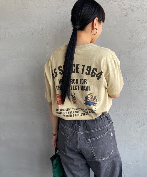 The Endless Summer（エンドレスサマー）の「[THE ENDLESS SUMMER/エンドレスサマー] 別注 BUHI アーチロゴバックプリントTシャツ（Tシャツ/カットソー・レディース・ベージュ/ホワイト/サックスブルー・S/M/L/XL）」の3枚目の写真