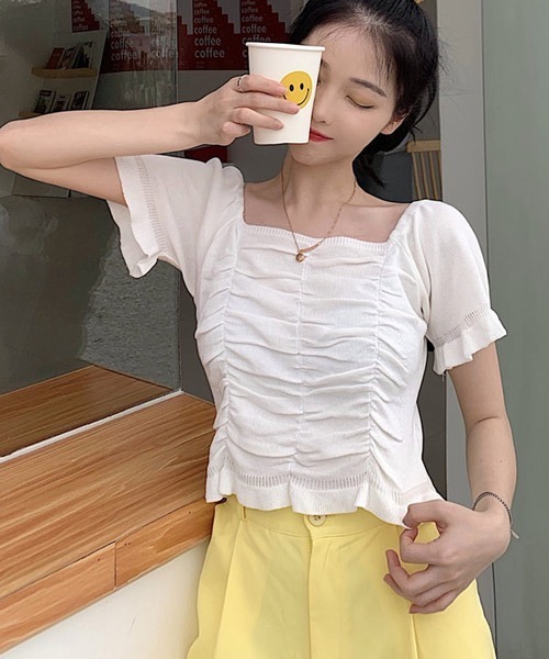 VIBGYOR Women(ヴィブジョー ウィメン)の「【KOREA SELECT】スクエアネック シャーリング ショート丈 ニット(ニット/セーター・レディース・ブラック/ライトベージュ/グリーン/イエロー/レッド/ホワイト・FREE)」の2枚目の写真