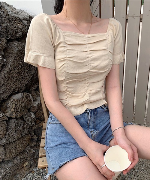 VIBGYOR Women(ヴィブジョー ウィメン)の「【KOREA SELECT】スクエアネック シャーリング ショート丈 ニット(ニット/セーター・レディース・ブラック/ライトベージュ/グリーン/イエロー/レッド/ホワイト・FREE)」の4枚目の写真