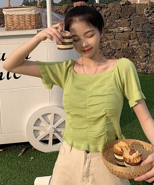 VIBGYOR Women(ヴィブジョー ウィメン)の「【KOREA SELECT】スクエアネック シャーリング ショート丈 ニット(ニット/セーター・レディース・ブラック/ライトベージュ/グリーン/イエロー/レッド/ホワイト・FREE)」の1枚目の写真