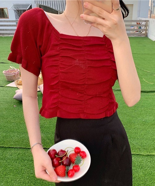 VIBGYOR Women(ヴィブジョー ウィメン)の「【KOREA SELECT】スクエアネック シャーリング ショート丈 ニット(ニット/セーター・レディース・ブラック/ライトベージュ/グリーン/イエロー/レッド/ホワイト・FREE)」の9枚目の写真