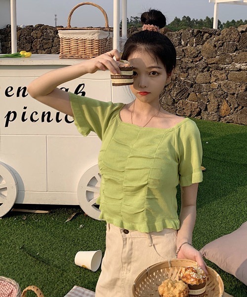 VIBGYOR Women(ヴィブジョー ウィメン)の「【KOREA SELECT】スクエアネック シャーリング ショート丈 ニット(ニット/セーター・レディース・ブラック/ライトベージュ/グリーン/イエロー/レッド/ホワイト・FREE)」の7枚目の写真