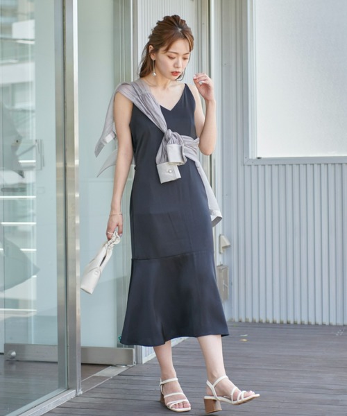 VIOLETTA（ヴィオレッタ）の「サテンキャミワンピース（ワンピース・レディース・ブラック/ベージュ・FREE）」の4枚目の写真