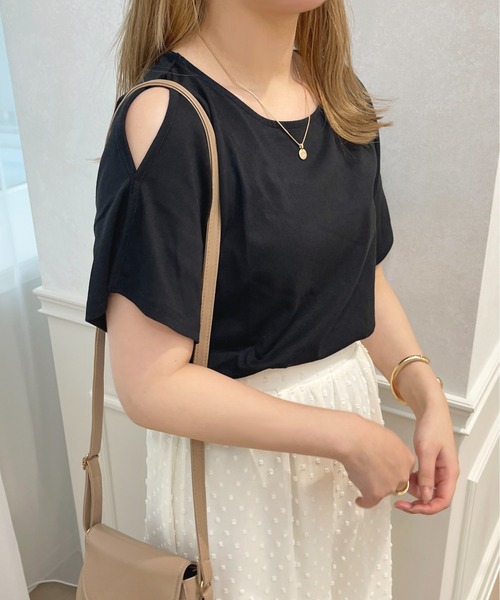 apres jour（アプレジュール）の「スリットスリーブTシャツ【ZOZOTOWN限定アイテム】（Tシャツ/カットソー・レディース・ブラック/オフホワイト/グリーン/ライトピンク・X-LARGE/フリー）」の3枚目の写真