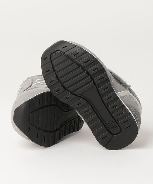 NEW BALANCE（ニューバランス）の「IZ996GR3　GRAY(GR3)（スニーカー・キッズ・グレー・13.5/16/13/14.5/14/15.5/12/16.5/12.5/15 ）」の3枚目の写真
