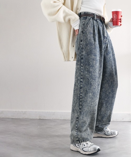 classicalelf（クラシカルエルフ）の「ずるっとメンズっぽ。綿100％ケミカル加工ヴィンテージライクテーパードタックワイドパンツ（デニムパンツ・レディース・ブラック/ブルー・SMALL/MEDIUM/LARGE/X-LARGE）」の6枚目の写真