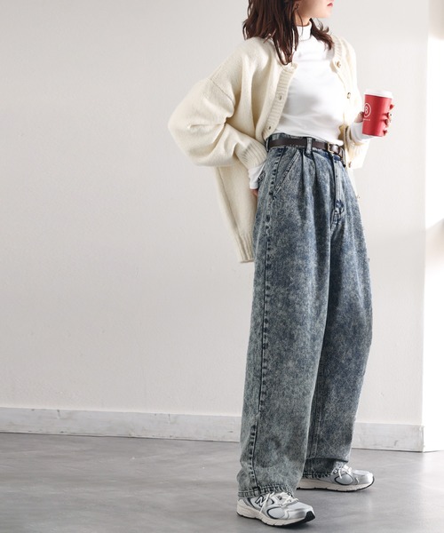 classicalelf（クラシカルエルフ）の「ずるっとメンズっぽ。綿100％ケミカル加工ヴィンテージライクテーパードタックワイドパンツ（デニムパンツ・レディース・ブラック/ブルー・SMALL/MEDIUM/LARGE/X-LARGE）」の4枚目の写真