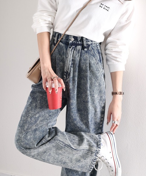 classicalelf（クラシカルエルフ）の「ずるっとメンズっぽ。綿100％ケミカル加工ヴィンテージライクテーパードタックワイドパンツ（デニムパンツ・レディース・ブラック/ブルー・SMALL/MEDIUM/LARGE/X-LARGE）」の9枚目の写真