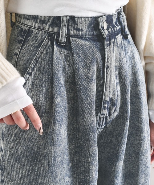 classicalelf（クラシカルエルフ）の「ずるっとメンズっぽ。綿100％ケミカル加工ヴィンテージライクテーパードタックワイドパンツ（デニムパンツ・レディース・ブラック/ブルー・SMALL/MEDIUM/LARGE/X-LARGE）」の5枚目の写真