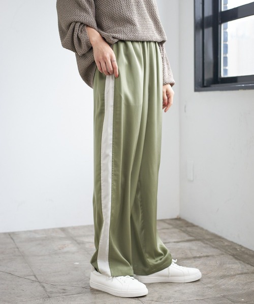 LEPSIM（レプシィム）の「ツヤサテンラインイージーパンツ　179315（その他パンツ・レディース・ブラウン系/グリーン系その他・FREE）」の2枚目の写真