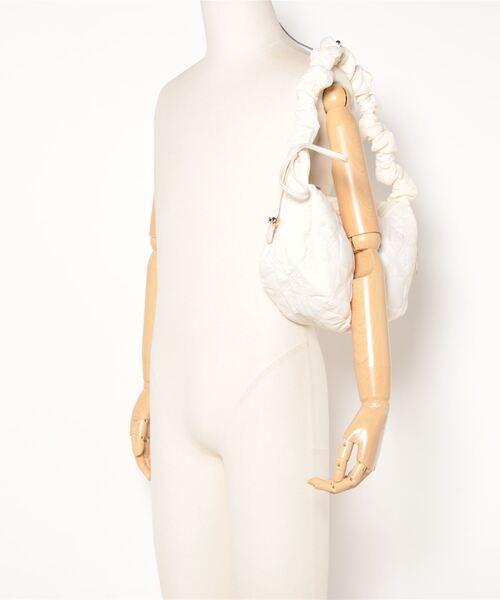 flower（フラワー）の「キルティングギャザーバッグ（ショルダーバッグ・レディース・アイボリー・FREE）」の8枚目の写真