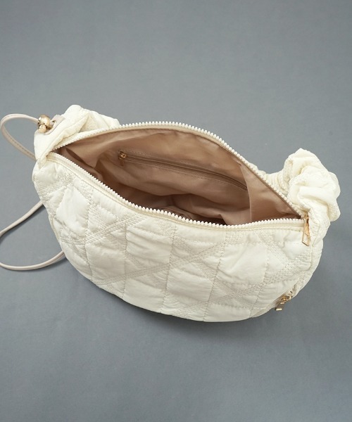 flower（フラワー）の「キルティングギャザーバッグ（ショルダーバッグ・レディース・アイボリー・FREE）」の3枚目の写真