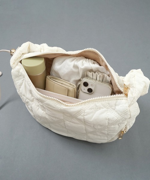 flower（フラワー）の「キルティングギャザーバッグ（ショルダーバッグ・レディース・アイボリー・FREE）」の6枚目の写真