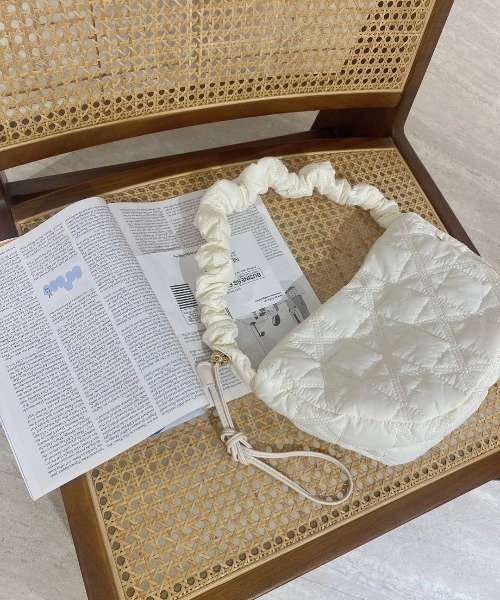 flower（フラワー）の「キルティングギャザーバッグ（ショルダーバッグ・レディース・アイボリー・FREE）」の17枚目の写真