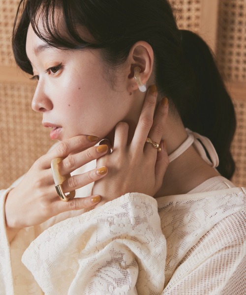 moi tytto(モイテュット)の「ニュアンスカラーフィンガーリング/フラワーリング/ポイントイヤカフ3set(リング・レディース・ナチュラル・FREE)」の3枚目の写真