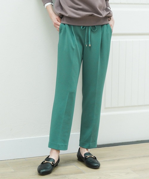 Elura(エルーラ)の「<ロングセラー>サマ見えリラクシーテーパードパンツ(その他パンツ・レディース・ブラウン系その他/ブラック/オフホワイト/ブラウン系その他4/ライトイエロー/グリーン/グリーン系その他4/ピンク/ピンク系その他7/オレンジ/レッド系その他6/グレイッシュベージュ/ネイビー/グリーン系その他2・SMALL/MEDIUM/LARGE/X-LARGE/TALL)」の1枚目の写真
