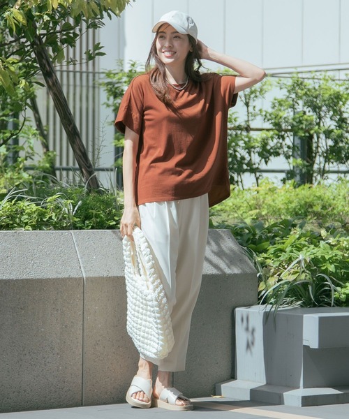 Elura（エルーラ）の「ひやっとタッチドルマンT（Tシャツ/カットソー・レディース・イエロー/ブラウン/ホワイト/ブラック/ピンクベージュ/グレー・LARGE/MEDIUM/SMALL）」の15枚目の写真