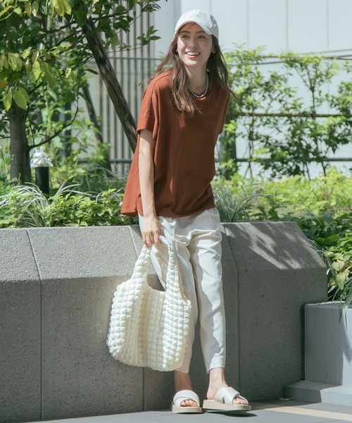 Elura（エルーラ）の「ひやっとタッチドルマンT（Tシャツ/カットソー・レディース・イエロー/ブラウン/ホワイト/ブラック/ピンクベージュ/グレー・LARGE/MEDIUM/SMALL）」の16枚目の写真