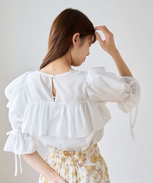 MAJESTIC LEGON(マジェスティックレゴン)の「キャンディスリーブフリルブラウス(シャツ/ブラウス・レディース・アイボリー/ブルー系その他2/グリーン・MEDIUM)」の4枚目の写真