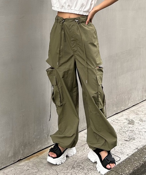 INGNI（イング）の「サイドファスナーナイロンワイドカーゴ／パンツ（カーゴパンツ・レディース・ブラック/アイボリー/カーキ/グレー・FREE）」の4枚目の写真