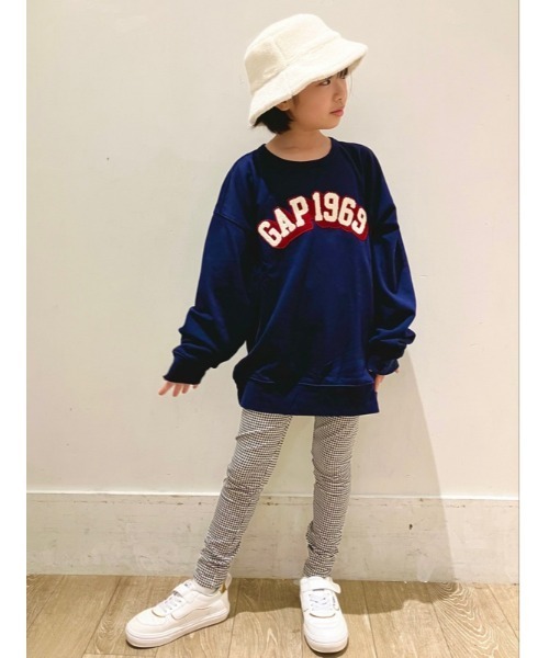 GAP（ギャップ）の「Gapロゴ グラフィック スウェット・トレーナー (キッズ)（スウェット・キッズ・グレー/ネイビー/ライトブルー/レッド/ブルー/ベージュ・120cm/130cm/140cm/150cm/160cm）」の12枚目の写真
