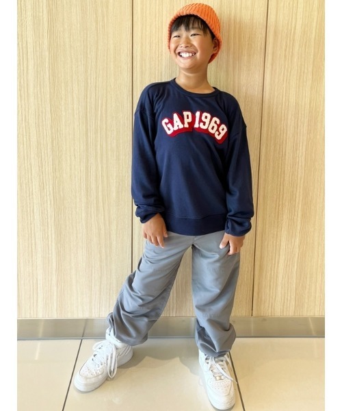 GAP（ギャップ）の「Gapロゴ グラフィック スウェット・トレーナー (キッズ)（スウェット・キッズ・グレー/ネイビー/ライトブルー/レッド/ブルー/ベージュ・120cm/130cm/140cm/150cm/160cm）」の13枚目の写真