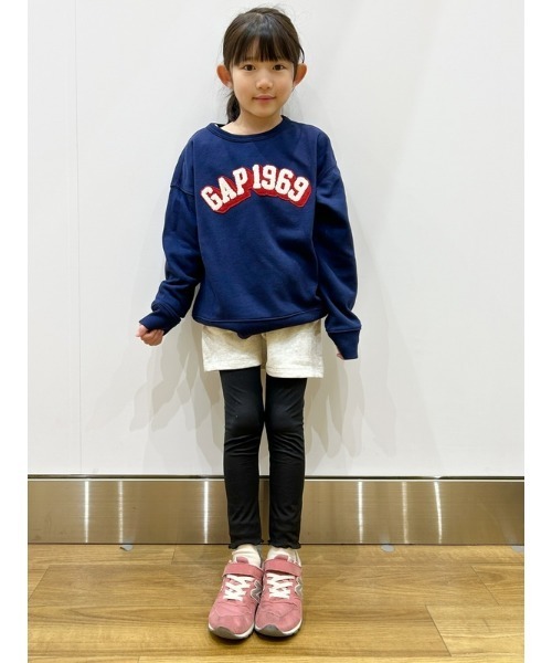 GAP（ギャップ）の「Gapロゴ グラフィック スウェット・トレーナー (キッズ)（スウェット・キッズ・グレー/ネイビー/ライトブルー/レッド/ブルー/ベージュ・120cm/130cm/140cm/150cm/160cm）」の19枚目の写真