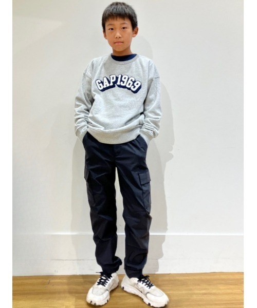 GAP（ギャップ）の「Gapロゴ グラフィック スウェット・トレーナー (キッズ)（スウェット・キッズ・グレー/ネイビー/ライトブルー/レッド/ブルー/ベージュ・120cm/130cm/140cm/150cm/160cm）」の17枚目の写真